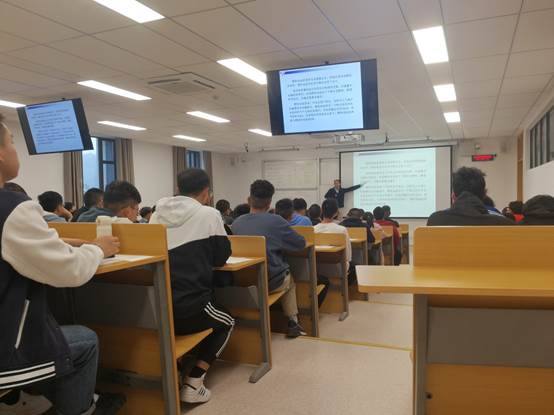 舒朝著老师讲课.jpg