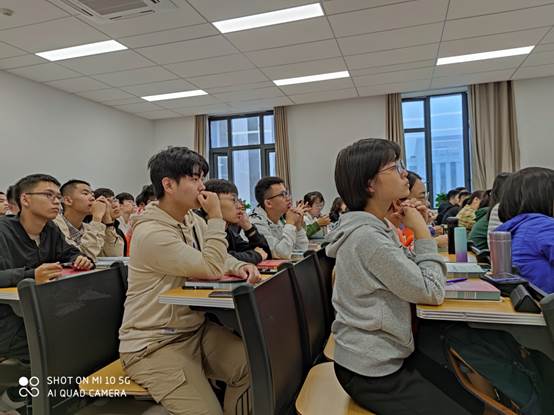 学生听课1.jpg